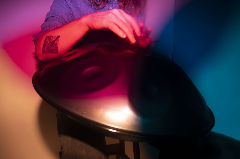 Ik bespeel hier een Chaya B Kurd handpan