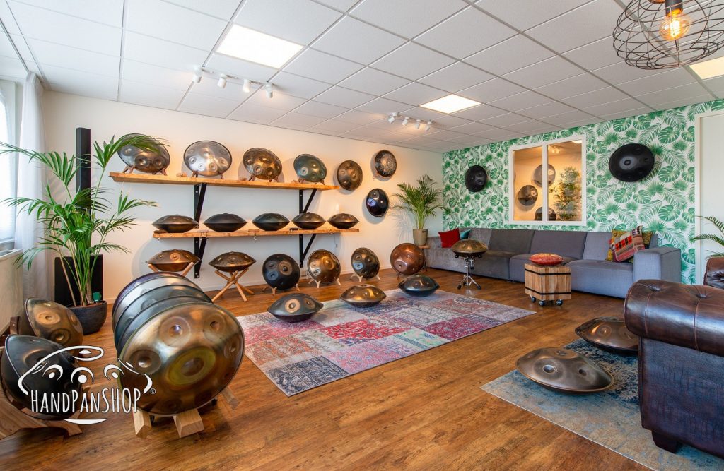 Handpan leren spelen begint bij het vinden van de juiste handpan. Dit is de showroom van Handpanshop. Er zijn hier standaard tussen de 60 en 90 handpannen op voorraad.