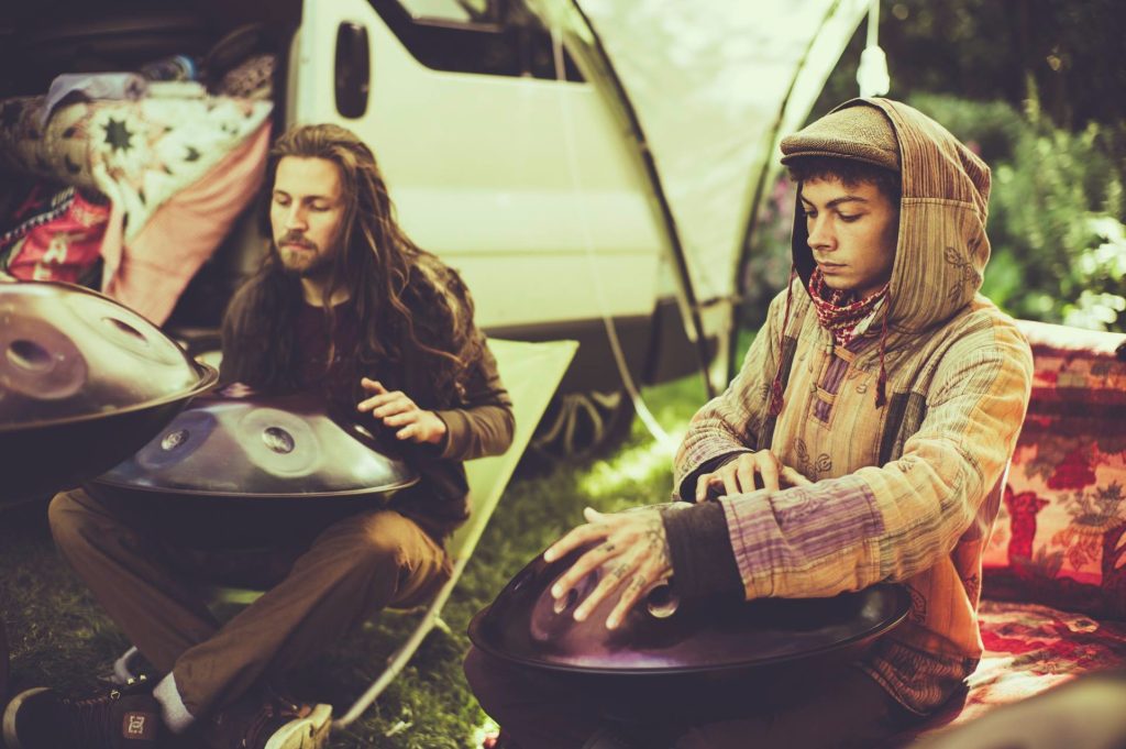 Buiten handpan spelen