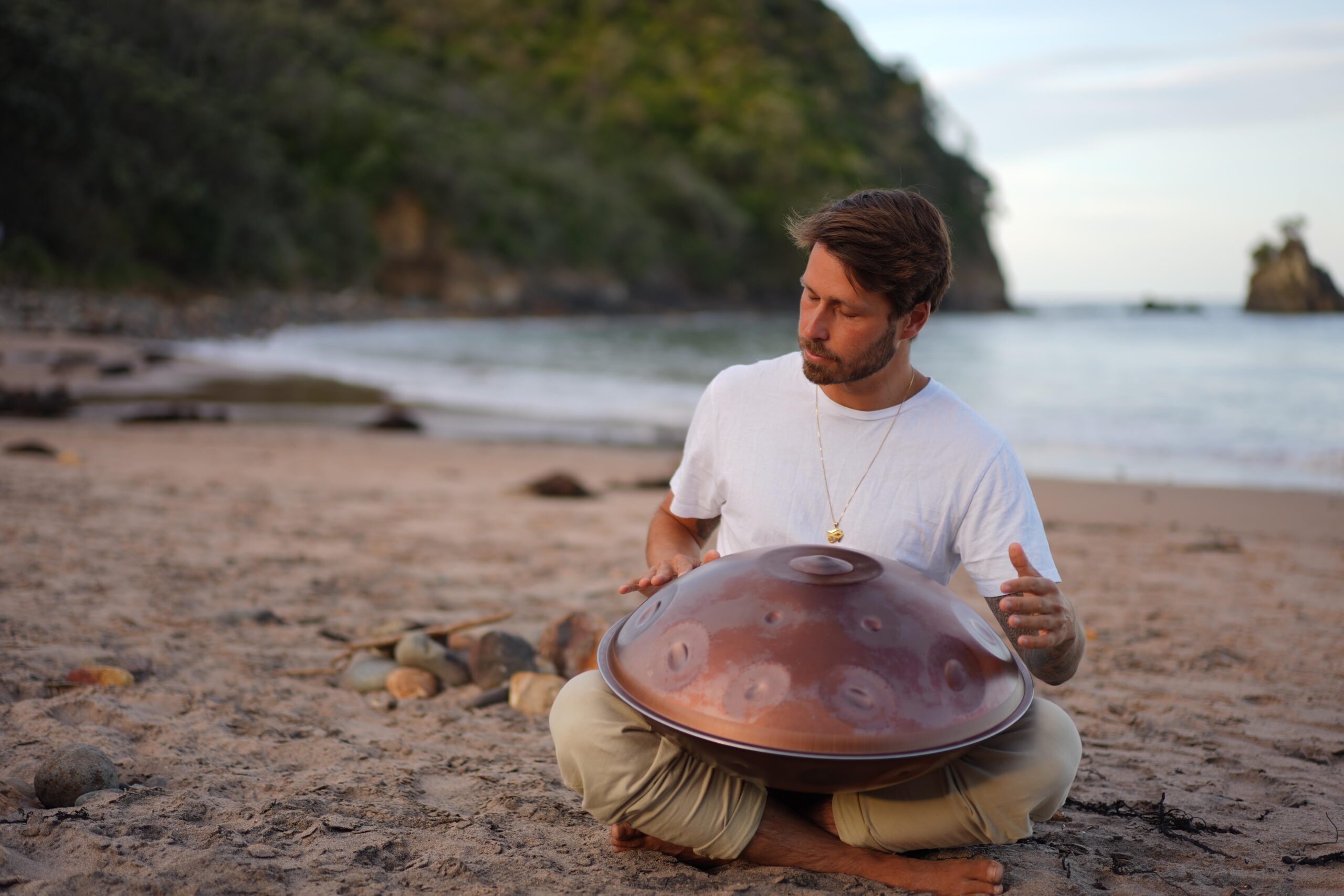 Buiten handpan spelen